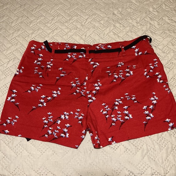 Red tie-waist floral shorts - Picture 2 of 7
